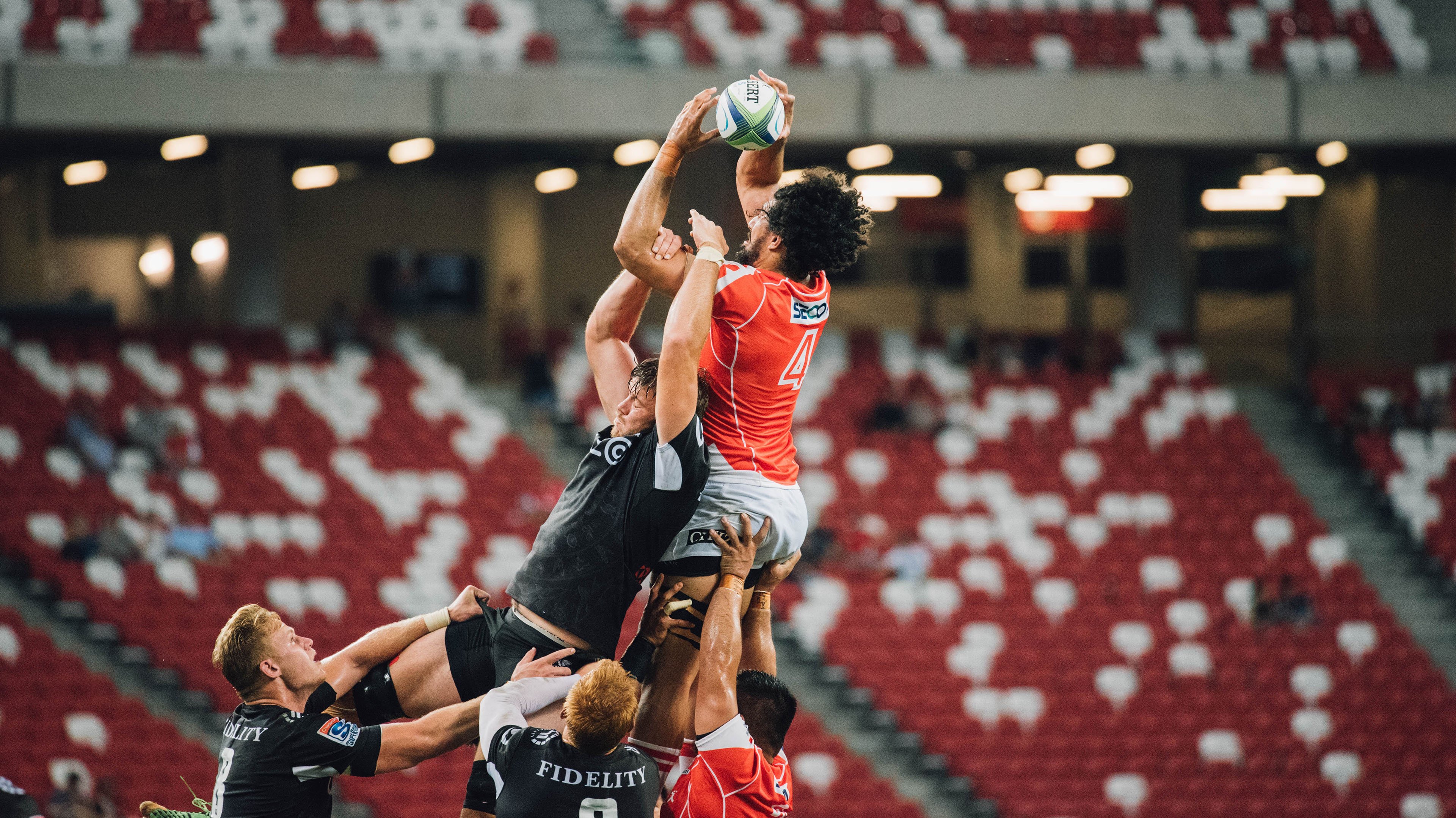 赛道上的逆袭，索伯车队轻取红牛二队，塞恩斯带队取胜